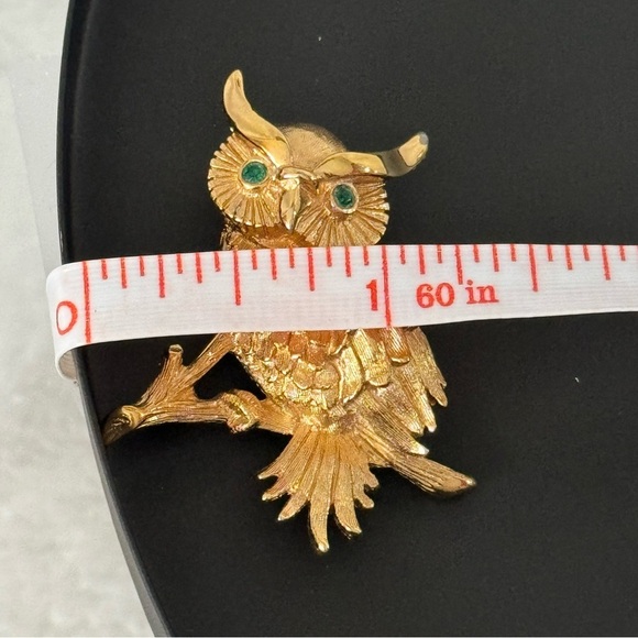 VINTAGE MONET OWL GOLDTONE FAUX EMERALD EYES~1980'S~STAMPED~1 1/2" - Picture 5 of 6